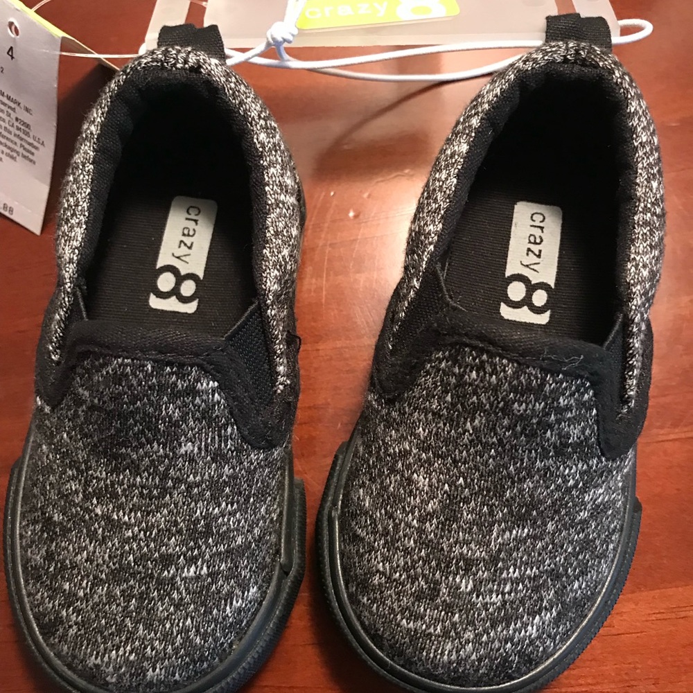 🥰🥰 Crazy 8 boy size 4 slip on shoes